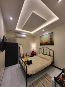 1 dormitorio con 1 cama en una habitación en استديو سرير ماستر ودخول ذاتي بحي الملقا, en Riad