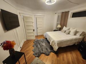 um quarto com uma cama e uma televisão de ecrã plano em Casa treacy em Newark