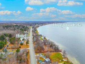 una vista aérea del lago Hudson en The Blue Anchor Unit #8, en Houghton Lake
