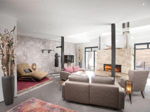 sala de estar con 2 sofás y chimenea en Ferienloft en Freiburg im Breisgau