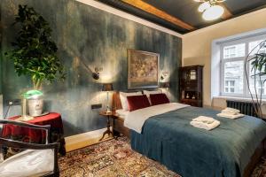 una camera da letto con un letto e un quadro sul muro di Художня резиденція Львова a Lviv