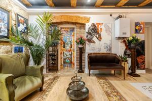 un soggiorno con due divani e un tavolo di Художня резиденція Львова a Lviv