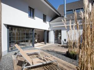een patio met een bank en een huis bij Ferienloft in Freiburg im Breisgau