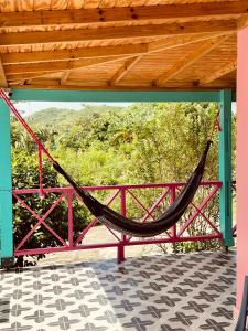 eine Hängematte auf einer Brücke mit einem Berg im Hintergrund in der Unterkunft Seaflower Boutique lodge in Providencia