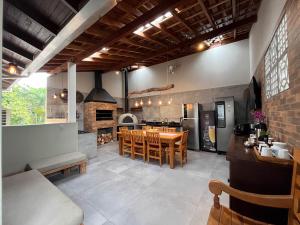 a kitchen and dining room with a table and chairs at Casa na praia com churrasqueira - Bal. Camboriú in Balneário Camboriú