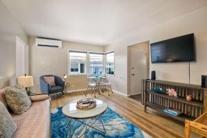 TV a/nebo společenská místnost v ubytování Walk To Beach - EV Charger - Outdoor Dining - 2BR