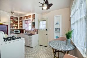 Kuchyň nebo kuchyňský kout v ubytování Walk To Beach - EV Charger - Outdoor Dining - 2BR + 23 fotografií