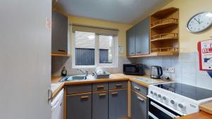 Η κουζίνα ή μικρή κουζίνα στο 11 Strawberry Hill, Tolroy Manor