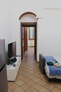 ein Schlafzimmer mit einem Bett und einem TV in einem Zimmer in der Unterkunft La Corte dei Creativi Comodo e Centrale in Mailand