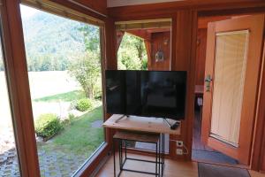 uma televisão sentada numa bancada em frente a uma janela em Ferienwohnungen Haus Waldwinkel em Aschau im Chiemgau