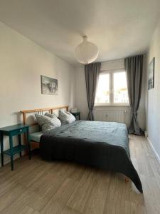 a bedroom with a large bed and a window at Gemütlichkeit mit Cityblick in Leipzig