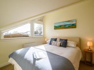 1 dormitorio con 1 cama grande y ventana en 2 Bed in Torquay 51143 en Torquay