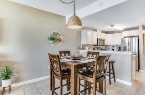 eine Küche und ein Esszimmer mit einem Holztisch und Stühlen in der Unterkunft Beach N' Bay in Pensacola Beach