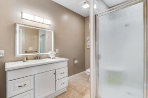 ein Badezimmer mit Waschbecken und Dusche in der Unterkunft Beach N' Bay in Pensacola Beach + 19 Fotos