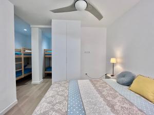 1 dormitorio con 1 cama y ventilador de techo en Planta baja a 50 metros de la playa, en El Perelló