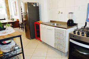 La cuisine est équipée d'une cuisinière, d'un évier et d'un réfrigérateur. dans l'établissement Loft Santo Antônio Além do Carmo, à Salvador