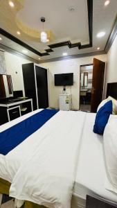 Katil atau katil-katil dalam bilik di أجنحة بلو روز الفندقية