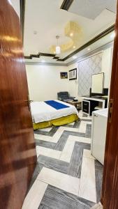 Katil atau katil-katil dalam bilik di أجنحة بلو روز الفندقية
