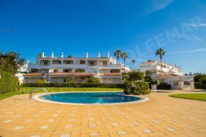 una casa grande con piscina frente a ella en Vila Golfemar, en Carvoeiro