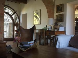ein Wohnzimmer mit einem Tisch und Büchern darauf in der Unterkunft Magnolia House in Cetona + 78 Fotos