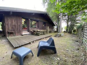dos sillas azules sentadas frente a una cabaña en LA POMME DE PIN 1 Appartement avec terrasse, en La Bresse