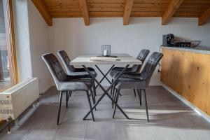 ein Tisch und Stühle in einem Zimmer in der Unterkunft Ferienwohnung AusZeit 2 in Ainring + 7 Fotos