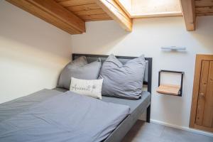ein Schlafzimmer mit einem Bett und Kissen darauf in der Unterkunft Ferienwohnung AusZeit 2 in Ainring
