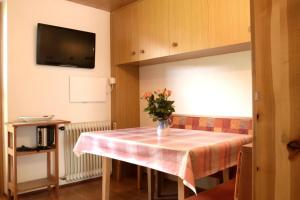 TV a/nebo společenská místnost v ubytování Haus Kohler
