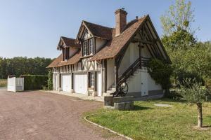 Casa grande con puertas blancas y techo en Le Domaine de Baracas - Le Petit Gîte 4 étoiles - SPA - 2 à 4 personnes en Huisseau-sur-Mauves