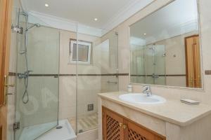bagno con lavandino e doccia in vetro di Boa Nova 31/2 a Carvoeiro