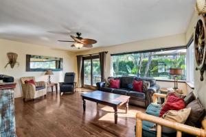 un salon avec un canapé et une table dans l'établissement Walk To Beach - BBQ - Fire Pit - Outdoor Dining, à Carlsbad