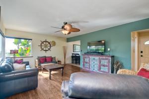 un salon avec un canapé et un ventilateur de plafond dans l'établissement Walk To Beach - BBQ - Fire Pit - Outdoor Dining, à Carlsbad