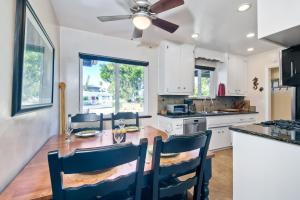 une cuisine avec une table avec des chaises et un ventilateur de plafond dans l'établissement Walk To Beach - BBQ - Fire Pit - Outdoor Dining, à Carlsbad 20 autres photos