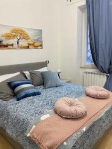 ein Bett mit Kissen darauf im Schlafzimmer in der Unterkunft Sweet Home Lunì in Vitinia