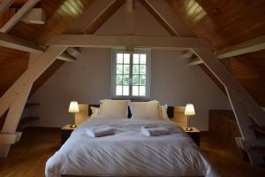 Ένα ή περισσότερα κρεβάτια σε δωμάτιο στο Le Domaine de Baracas - Le Petit Gîte 4 étoiles - SPA - 2 à 4 personnes