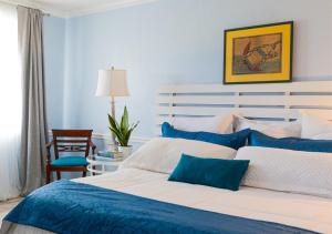 Postel nebo postele na pokoji v ubytování Arawak Bay: Inn at Salt River