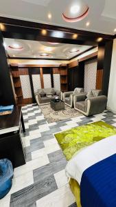 أجنحة بلو روز الفندقية في نجران: غرفة معيشة مع سرير وتلفزيون