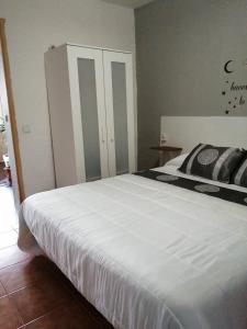 1 dormitorio con 1 cama blanca grande en una habitación en Reposo tranquilo en entorno rural, en Cetina