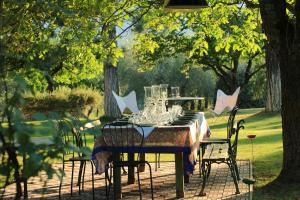 a table with plates and glasses on top of it at Magnolia House in Cetona