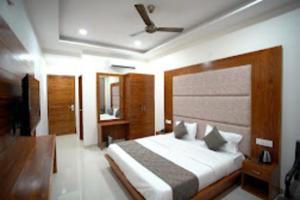 Sunroof Hotel & Banquet, Zirakpur tesisinde bir odada yatak veya yataklar