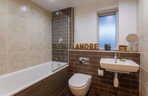 une salle de bain avec un lavabo, des toilettes et une baignoire dans l'établissement Aspire Apartments York, à York 13 autres photos