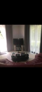 een slaapkamer met een bed en een flatscreen-tv bij Maison récente très spacieuse in Forges-les-Bains