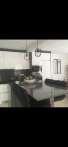 een keuken met een tafel en een kom eten bij Maison récente très spacieuse in Forges-les-Bains