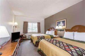 una camera d'albergo con due letti e una televisione di Quality Inn a Huntington