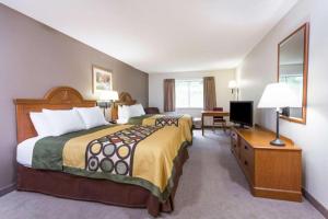 una camera d'albergo con due letti e una televisione di Quality Inn a Huntington