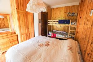 - une chambre avec un lit et un lustre dans l'établissement Luca Frabosa Facebook, à Frabosa Sottana