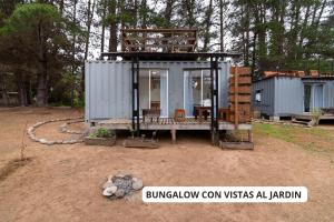 uma pequena casa sentada em cima de um campo de terra em Cabañitas del Bosque em Algarrobo