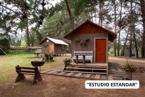 アルガロボにあるCabañitas del Bosqueの小屋(ベンチ、グリル付)