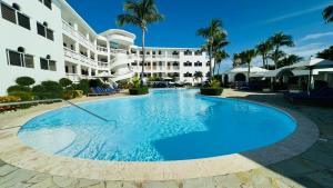 una gran piscina frente a un edificio en Ocean Palms Residences en Cabarete