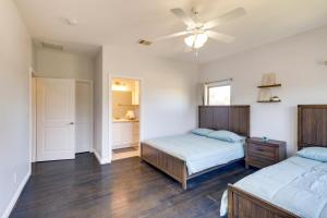 休斯顿Spacious Houston Home about 12 Mi to Downtown!的一间卧室配有两张床和吊扇